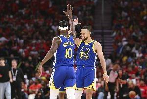 科尔：关键时刻最理想的进攻方式是把球给库里巴特勒 并拉开空间